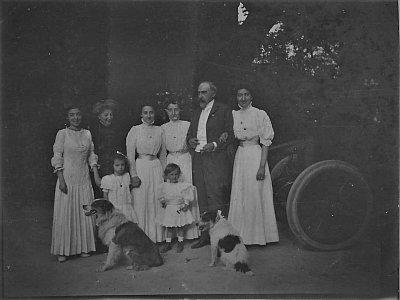 0.) A Gerbeaud család és háziállataik a szabadban (1909)