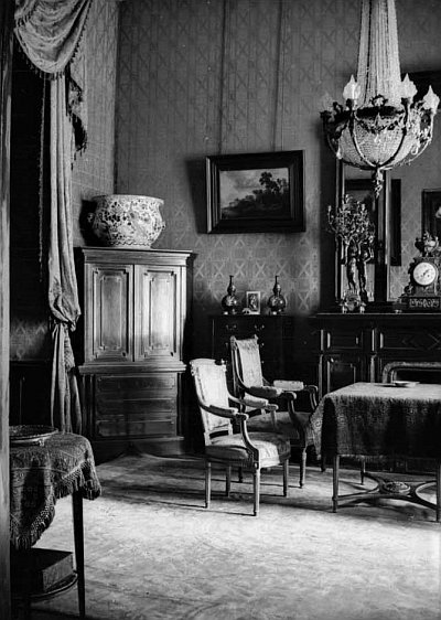 2.) A Gerbeaud család kis szalonja, szekrénnyel, dísztárgyakkal (20. század első fele)